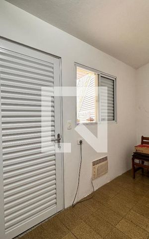 Casa à venda com 335m², 5 quartos e 3 vagas Casa à venda com 335m², 5 quartos e 3 vagasQuarto de Serviço