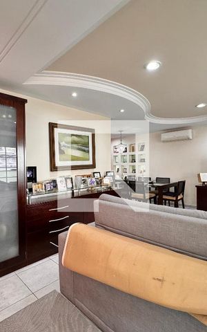 Casa à venda com 335m², 5 quartos e 3 vagas Casa à venda com 335m², 5 quartos e 3 vagasSala