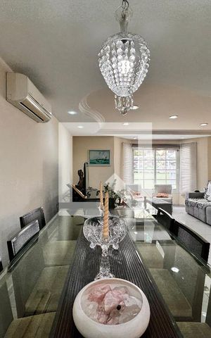 Casa à venda com 335m², 5 quartos e 3 vagas Casa à venda com 335m², 5 quartos e 3 vagasSala