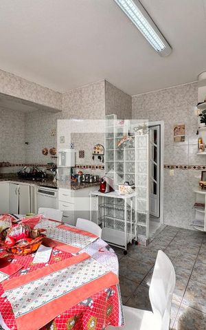 Casa à venda com 335m², 5 quartos e 3 vagas Casa à venda com 335m², 5 quartos e 3 vagasCozinha