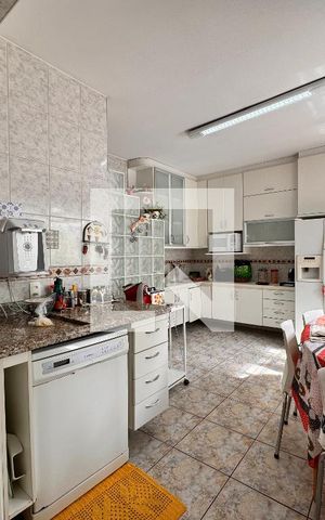 Casa à venda com 335m², 5 quartos e 3 vagas Casa à venda com 335m², 5 quartos e 3 vagasCozinha