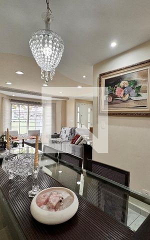 Casa à venda com 335m², 5 quartos e 3 vagas Casa à venda com 335m², 5 quartos e 3 vagasSala