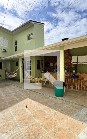 Casa à venda com 335m², 5 quartos e 3 vagas Casa à venda com 335m², 5 quartos e 3 vagasQuintal