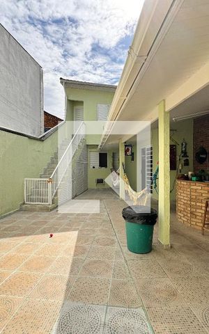 Casa à venda com 335m², 5 quartos e 3 vagas Casa à venda com 335m², 5 quartos e 3 vagasQuintal