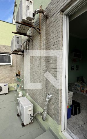 Casa à venda com 335m², 5 quartos e 3 vagas Casa à venda com 335m², 5 quartos e 3 vagasSacada