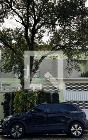 Casa à venda com 335m², 5 quartos e 3 vagas Casa à venda com 335m², 5 quartos e 3 vagasFachada