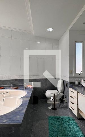 Casa à venda com 335m², 5 quartos e 3 vagas Casa à venda com 335m², 5 quartos e 3 vagasBanheiro da Suíte 1