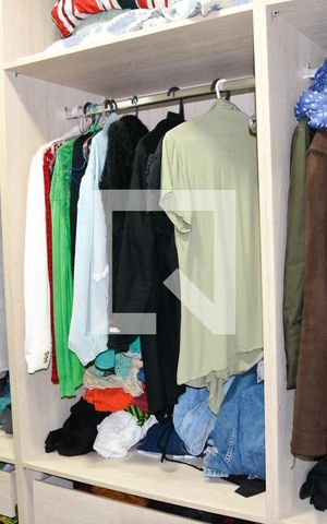 Casa à venda com 322m², 4 quartos e 4 vagas Casa à venda com 322m², 4 quartos e 4 vagasCloset