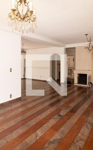 Casa à venda com 650m², 6 quartos e 4 vagas Casa à venda com 650m², 6 quartos e 4 vagasSala