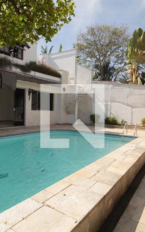 Casa à venda com 650m², 6 quartos e 4 vagas Casa à venda com 650m², 6 quartos e 4 vagasÁrea comum