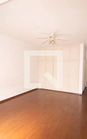 Casa à venda com 650m², 6 quartos e 4 vagas Casa à venda com 650m², 6 quartos e 4 vagasQuarto 6