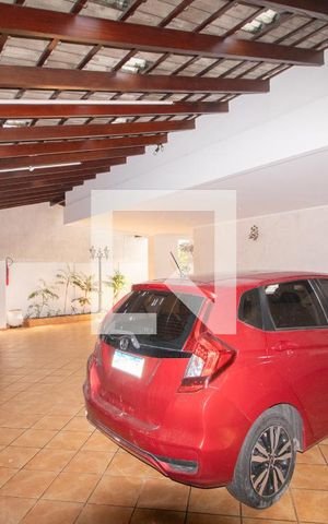 Casa à venda com 650m², 6 quartos e 4 vagas Casa à venda com 650m², 6 quartos e 4 vagasGaragem