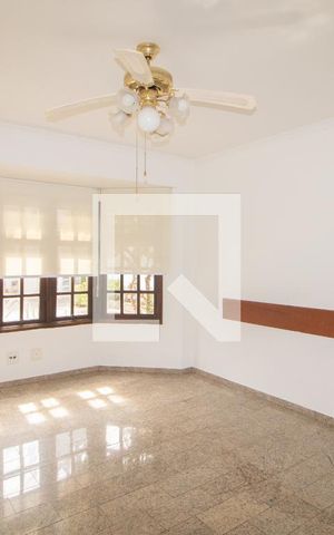 Casa à venda com 650m², 6 quartos e 4 vagas Casa à venda com 650m², 6 quartos e 4 vagasSala