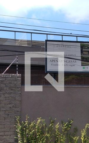 Casa de condomínio à venda com 523m², 4 quartos e 4 vagas Casa de condomínio à venda com 523m², 4 quartos e 4 vagasFachada