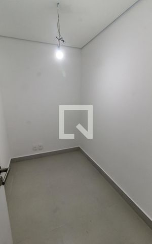 Casa de condomínio à venda com 548m², 4 quartos e 4 vagasQuarto de Serviço
