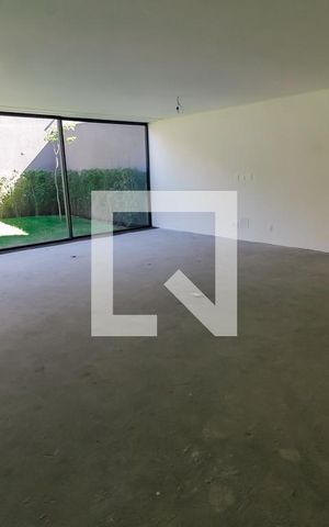 Casa de condomínio à venda com 548m², 4 quartos e 4 vagasSala