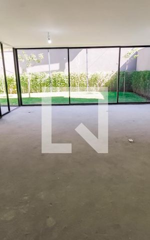 Casa de condomínio à venda com 548m², 4 quartos e 4 vagasSala