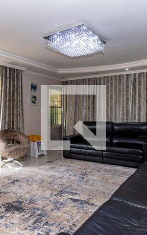 Casa à venda com 300m², 3 quartos e 8 vagas Casa à venda com 300m², 3 quartos e 8 vagasSala