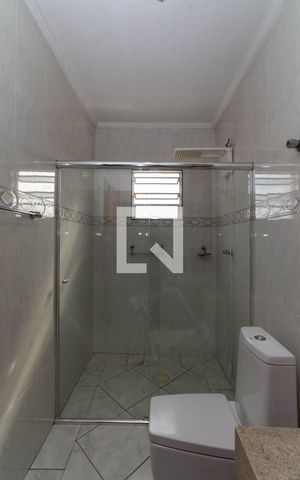 Casa à venda com 300m², 3 quartos e 8 vagas Casa à venda com 300m², 3 quartos e 8 vagasBanheiro Corredor