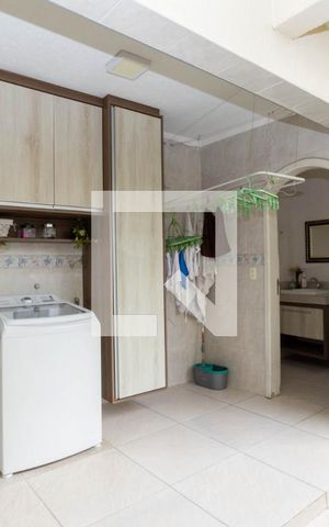 Casa à venda com 300m², 3 quartos e 8 vagas Casa à venda com 300m², 3 quartos e 8 vagasÁrea de Serviço