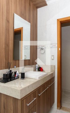 Casa à venda com 300m², 3 quartos e 8 vagas Casa à venda com 300m², 3 quartos e 8 vagasBanheiro Corredor