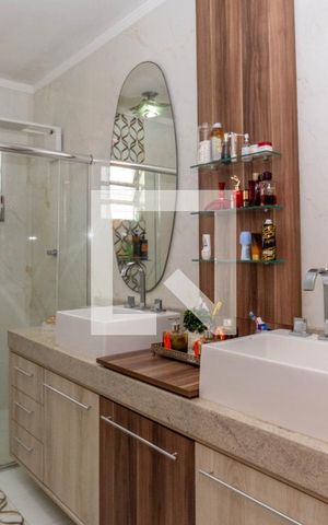 Casa à venda com 300m², 3 quartos e 8 vagas Casa à venda com 300m², 3 quartos e 8 vagasBanheiro da Suíte