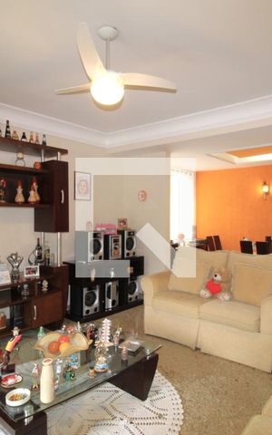 Casa à venda com 350m², 3 quartos e 3 vagasSala