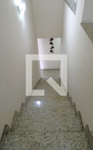 Casa à venda com 350m², 3 quartos e 3 vagasEscada para o último andar