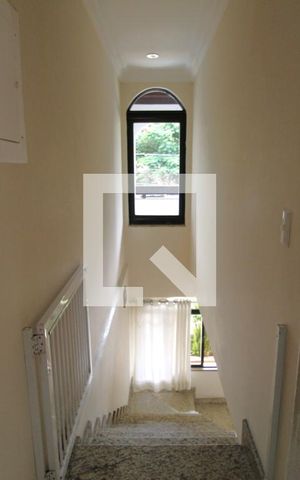 Casa à venda com 350m², 3 quartos e 3 vagasSala - Escada