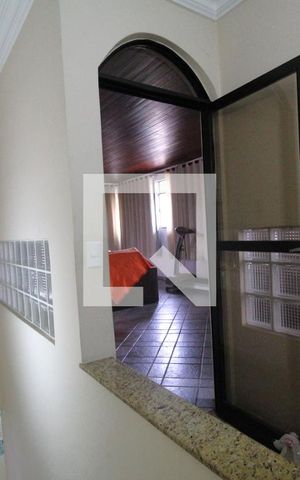 Casa à venda com 350m², 3 quartos e 3 vagasEscada para o último andar