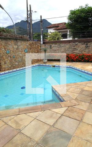 Casa à venda com 350m², 3 quartos e 3 vagasPiscina