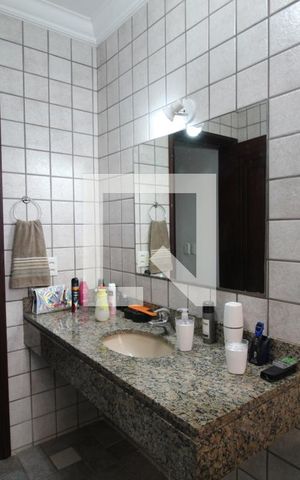 Casa à venda com 350m², 3 quartos e 3 vagasBanheiro social