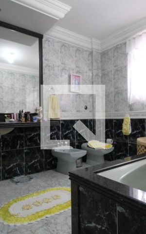 Casa à venda com 350m², 3 quartos e 3 vagasBanheiro da suíte 1