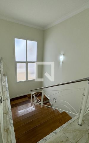 Casa de condomínio à venda com 400m², 4 quartos e 4 vagasEscada