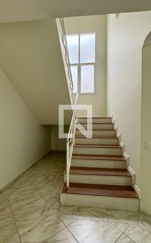 Casa de condomínio à venda com 400m², 4 quartos e 4 vagasEscada