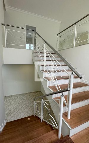 Casa de condomínio à venda com 400m², 4 quartos e 4 vagasEscada