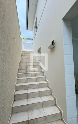 Casa de condomínio à venda com 400m², 4 quartos e 4 vagasEscada