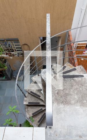Casa à venda com 140m², 2 quartos e 2 vagasQuintal Superior - Escada
