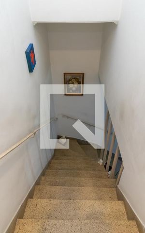 Casa à venda com 140m², 2 quartos e 2 vagasEscada