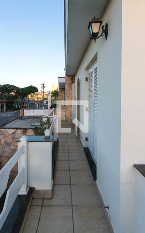 Casa à venda com 150m², 3 quartos e 4 vagas Casa à venda com 150m², 3 quartos e 4 vagasVaranda