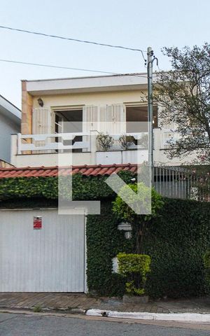 Casa à venda com 150m², 3 quartos e 4 vagas Casa à venda com 150m², 3 quartos e 4 vagasFachada
