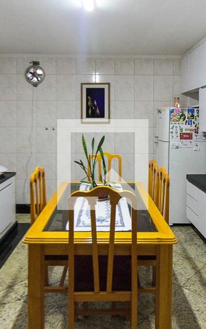 Casa à venda com 150m², 3 quartos e 4 vagas Casa à venda com 150m², 3 quartos e 4 vagasCozinha