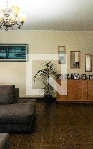Casa à venda com 150m², 3 quartos e 4 vagas Casa à venda com 150m², 3 quartos e 4 vagasSala