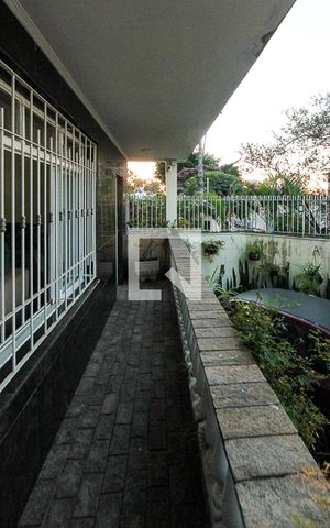 Casa à venda com 150m², 3 quartos e 4 vagas Casa à venda com 150m², 3 quartos e 4 vagasVaranda de entrada