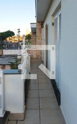Casa à venda com 150m², 3 quartos e 4 vagas Casa à venda com 150m², 3 quartos e 4 vagasVaranda