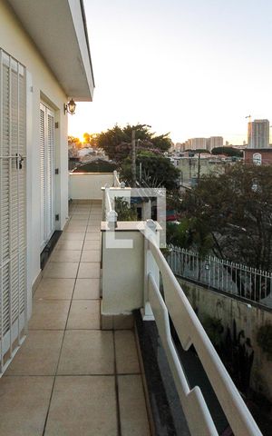 Casa à venda com 150m², 3 quartos e 4 vagas Casa à venda com 150m², 3 quartos e 4 vagasVaranda