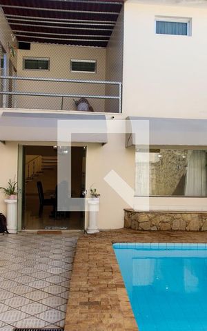 Casa à venda com 270m², 6 quartos e 5 vagas Casa à venda com 270m², 6 quartos e 5 vagasÁrea comum