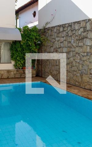 Casa à venda com 270m², 6 quartos e 5 vagas Casa à venda com 270m², 6 quartos e 5 vagasÁrea comum - Piscina
