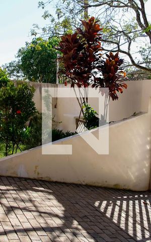 Casa à venda com 270m², 6 quartos e 5 vagas Casa à venda com 270m², 6 quartos e 5 vagasGaragem