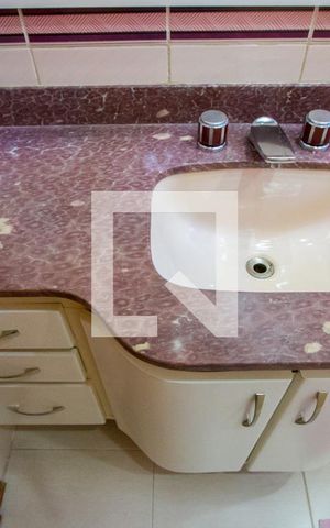 Apartamento à venda com 347m², 4 quartos e 3 vagas Apartamento à venda com 347m², 4 quartos e 3 vagasBanheiro social 1